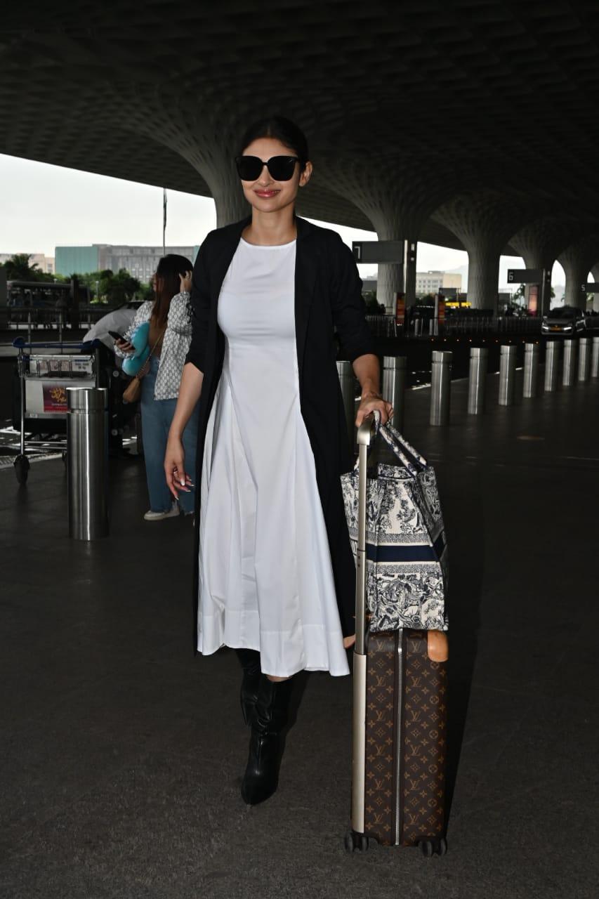 She upped the fashion game with her statement LV suitcase.